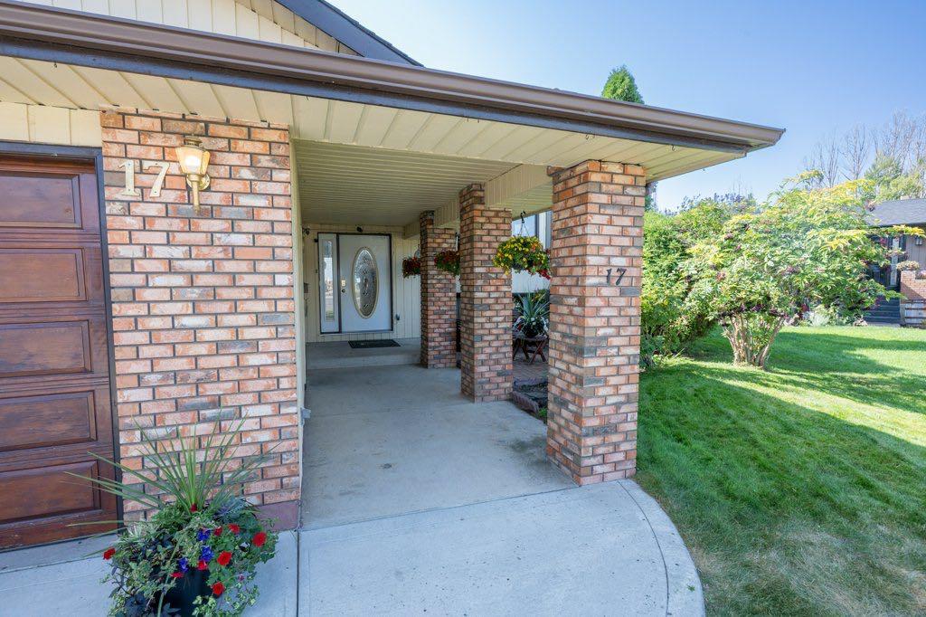 17 Iris Court SE