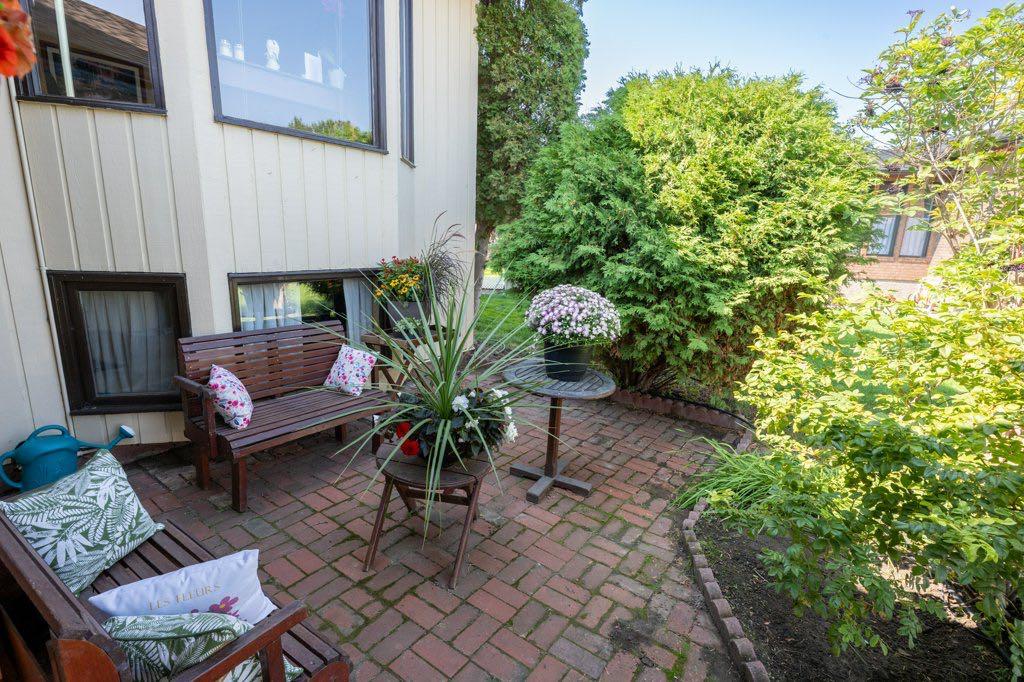 17 Iris Court SE