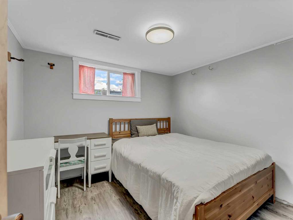 436 3 Street W