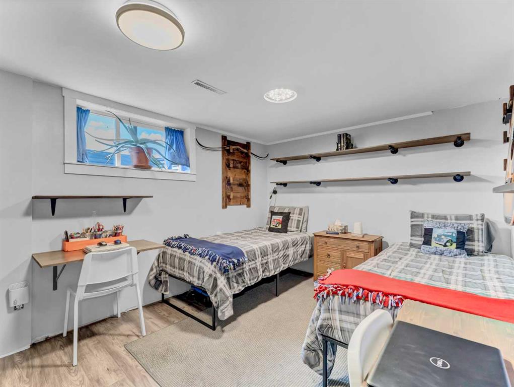 436 3 Street W