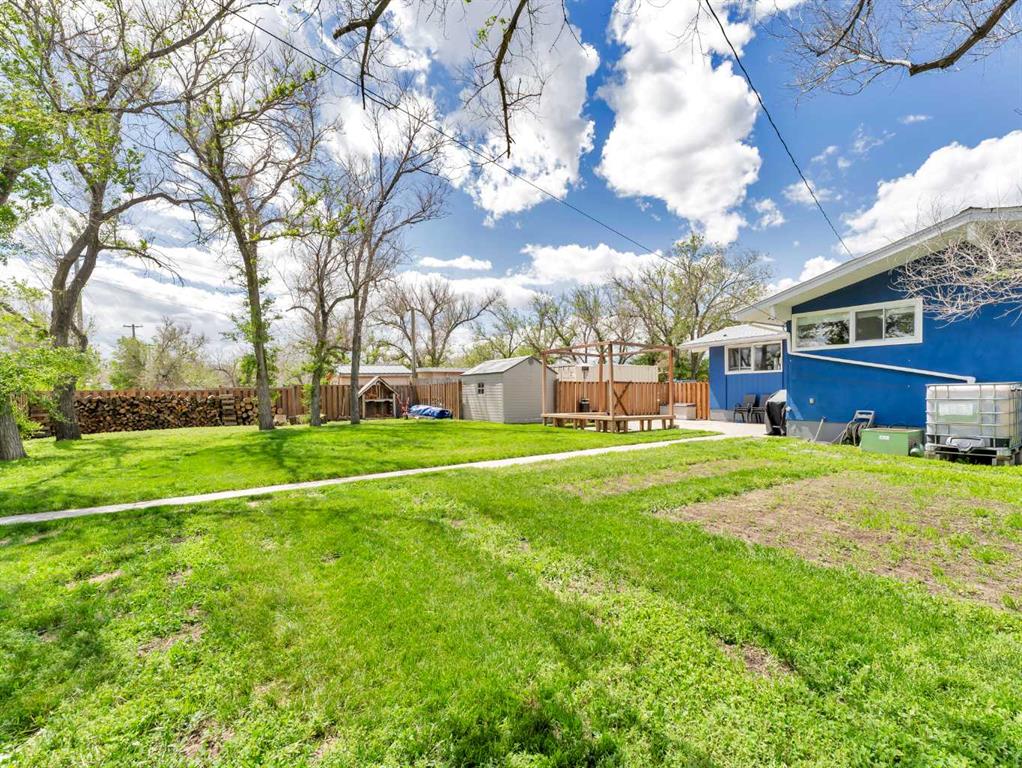 436 3 Street W