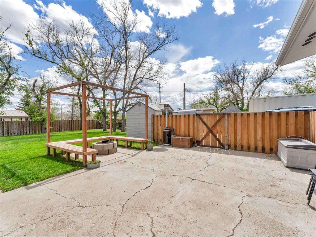 436 3 Street W