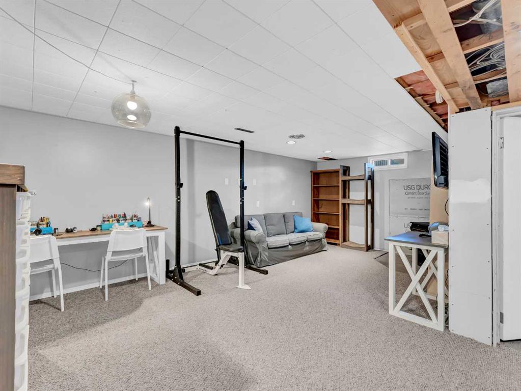 436 3 Street W
