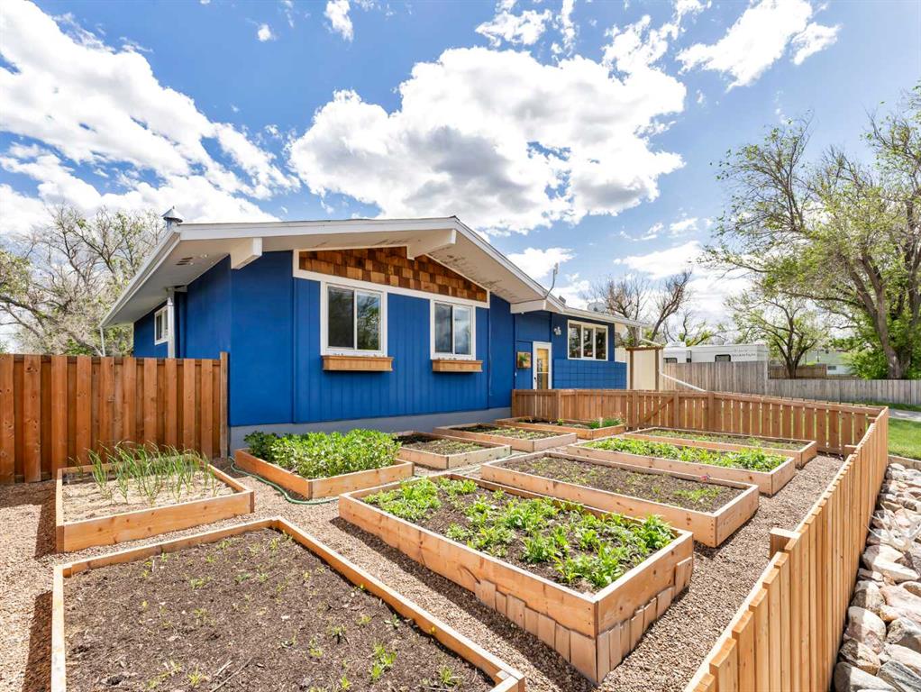 436 3 Street W
