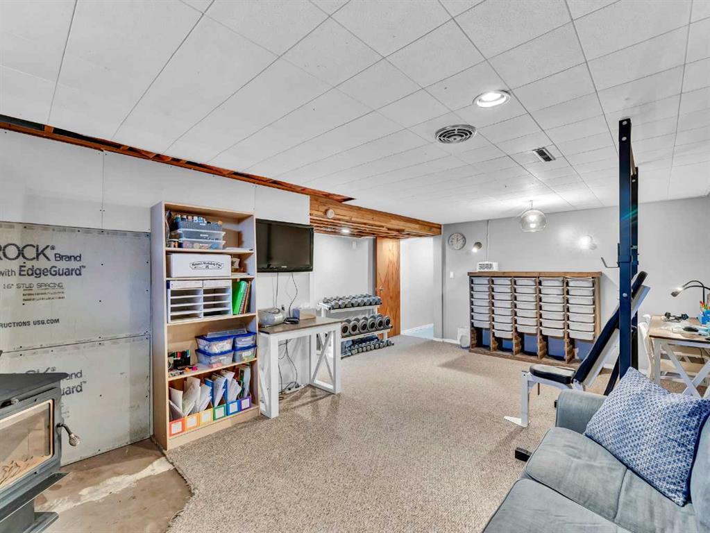 436 3 Street W
