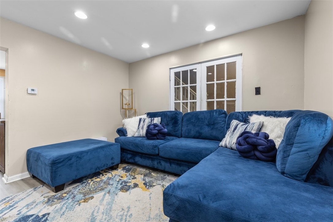 535 E Warrington Ave