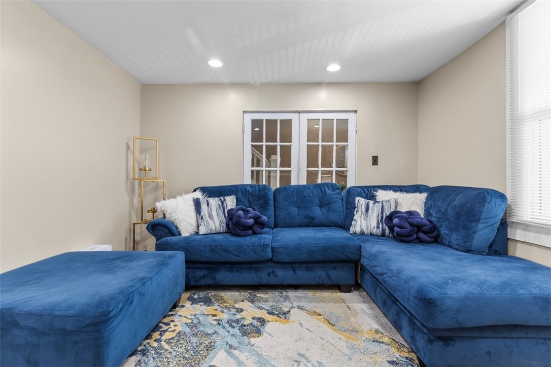 535 E Warrington Ave