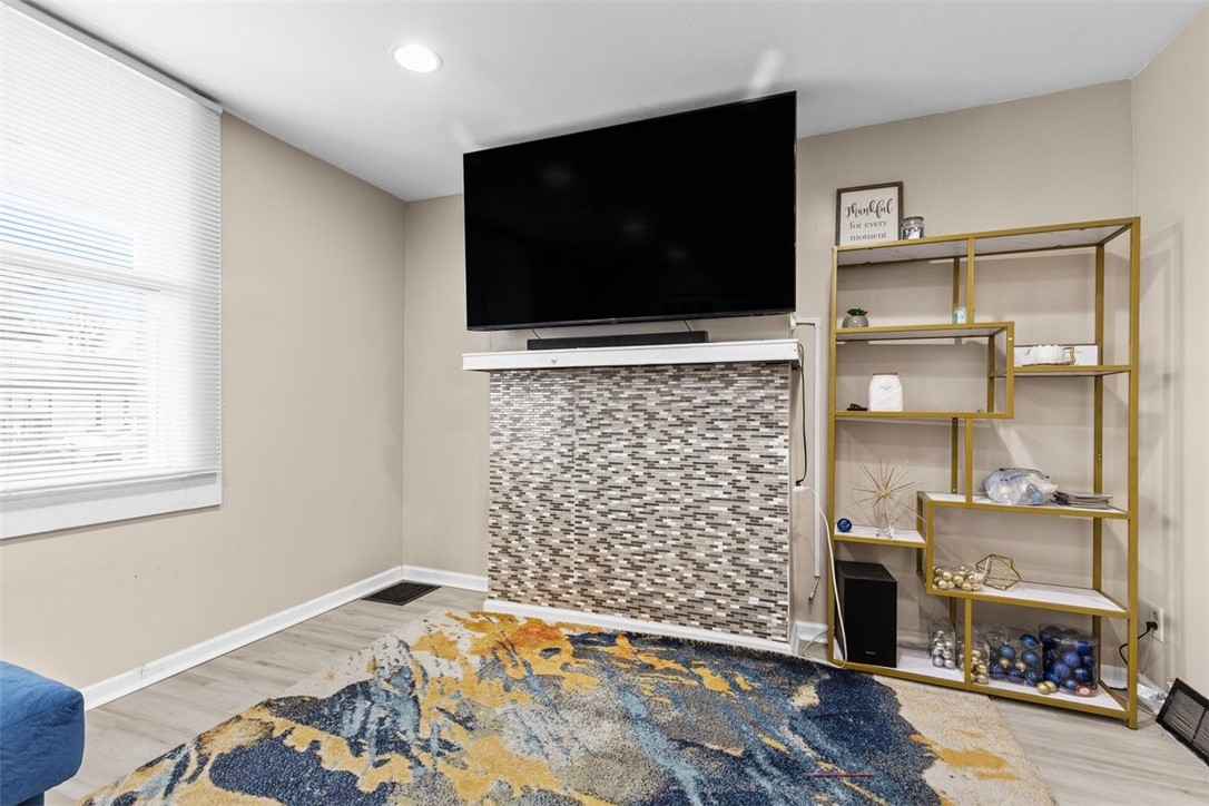 535 E Warrington Ave