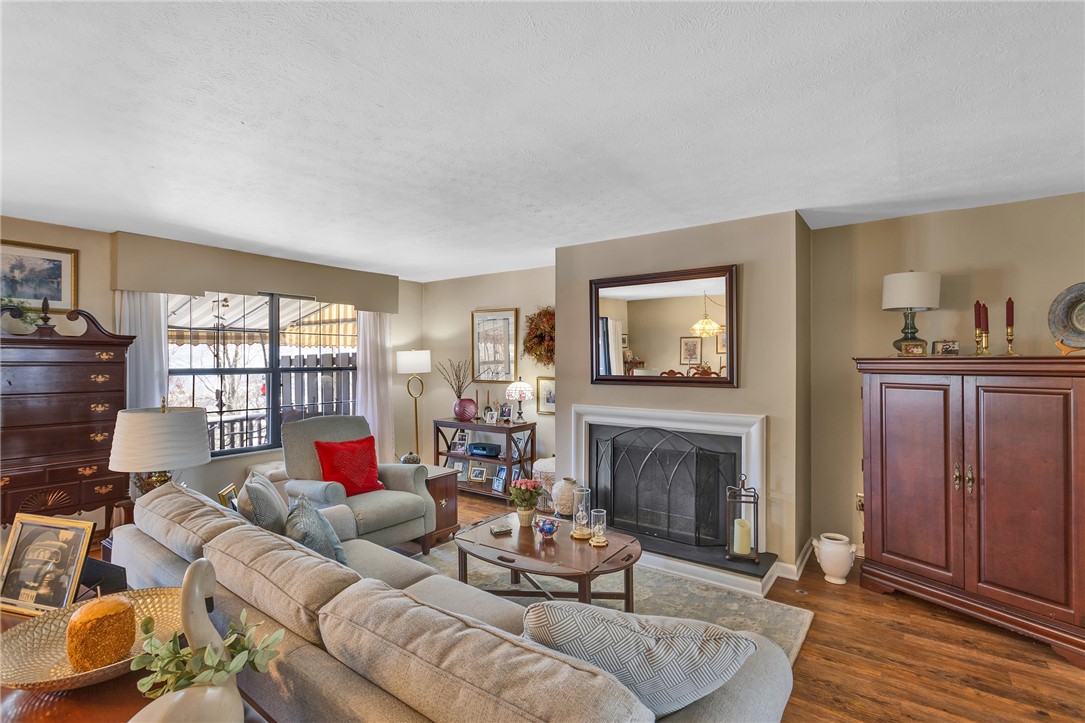 422 Edgetree Ln