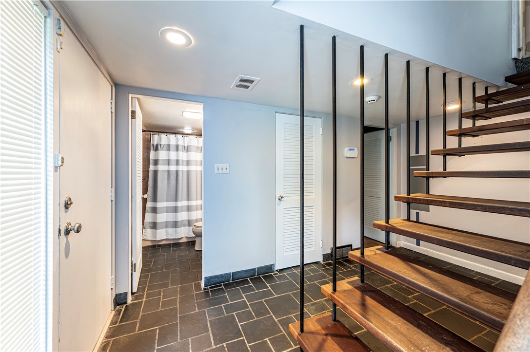 704 King St