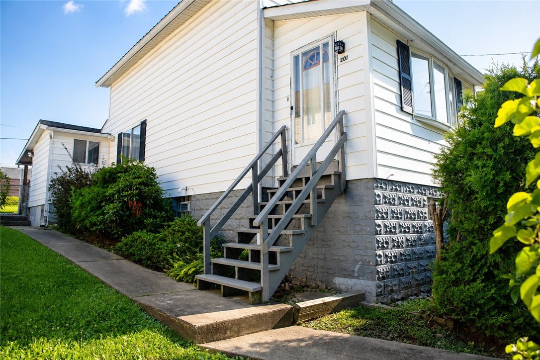 201 Adelaide St