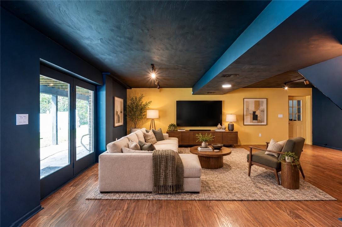 328 Comstock Dr