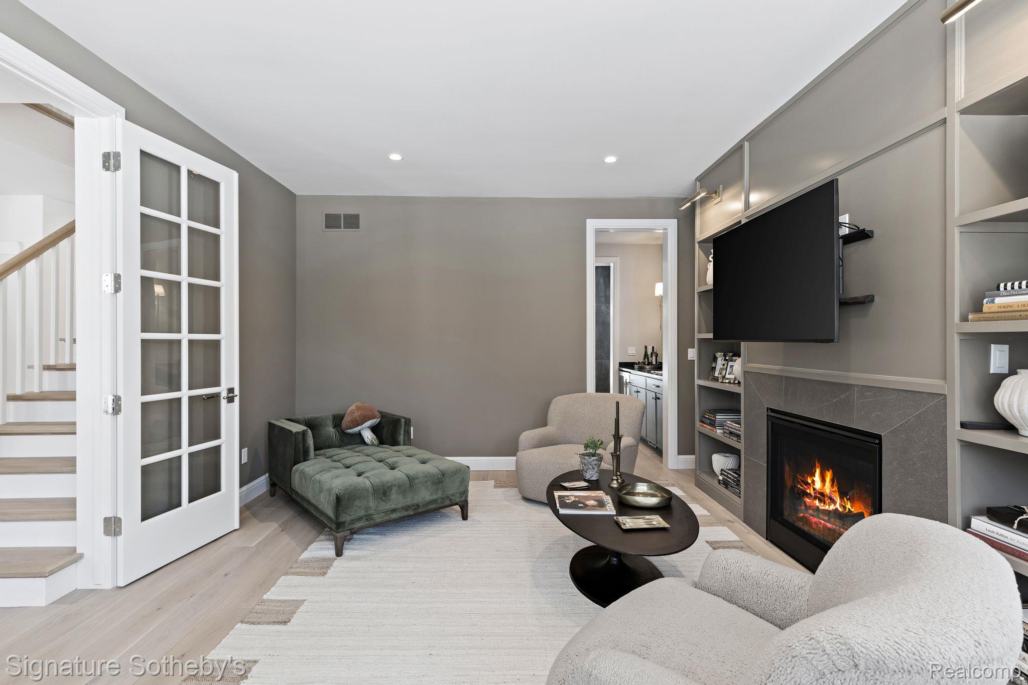 1419 SANDRINGHAM Way