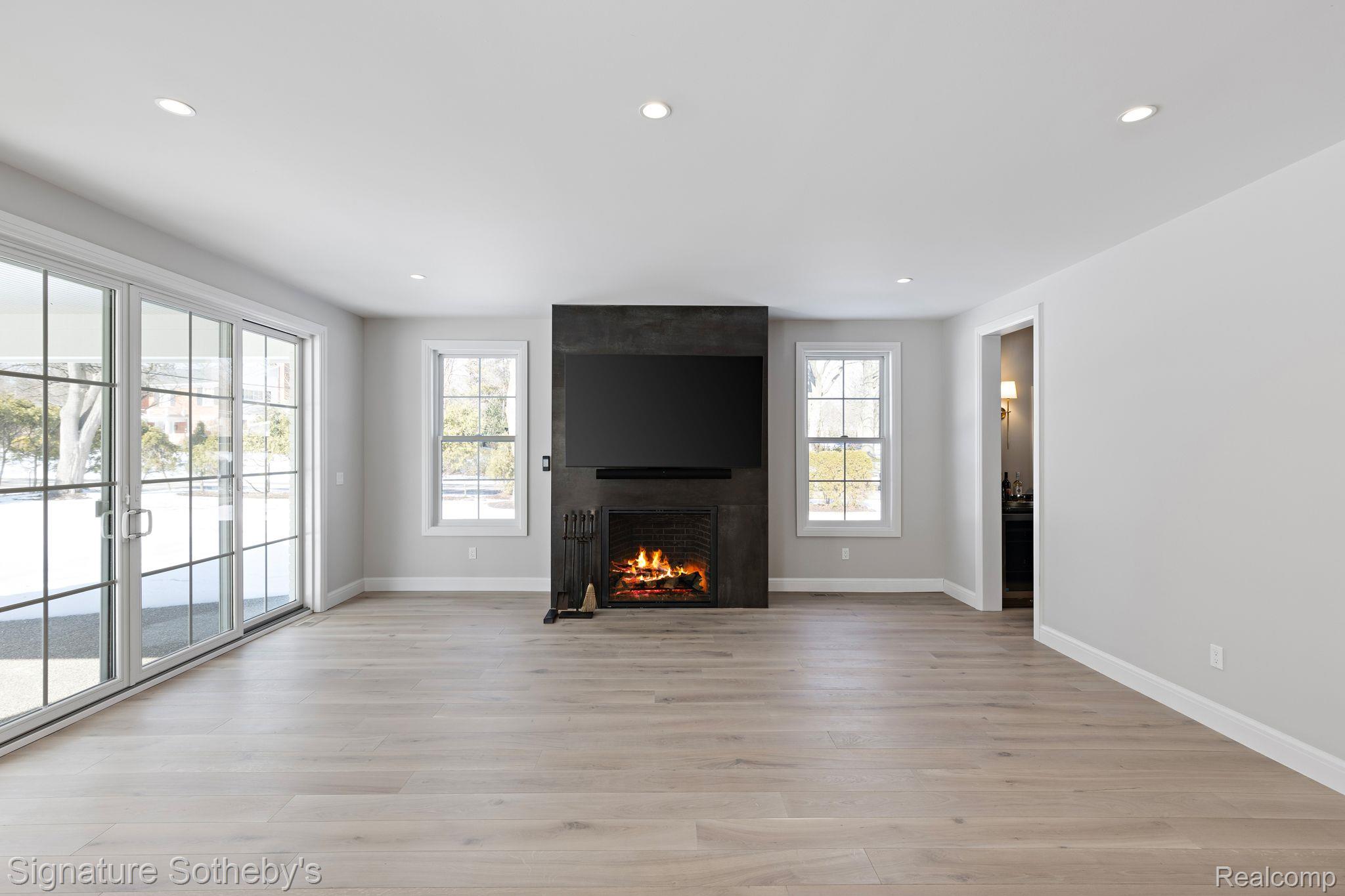 1419 SANDRINGHAM Way