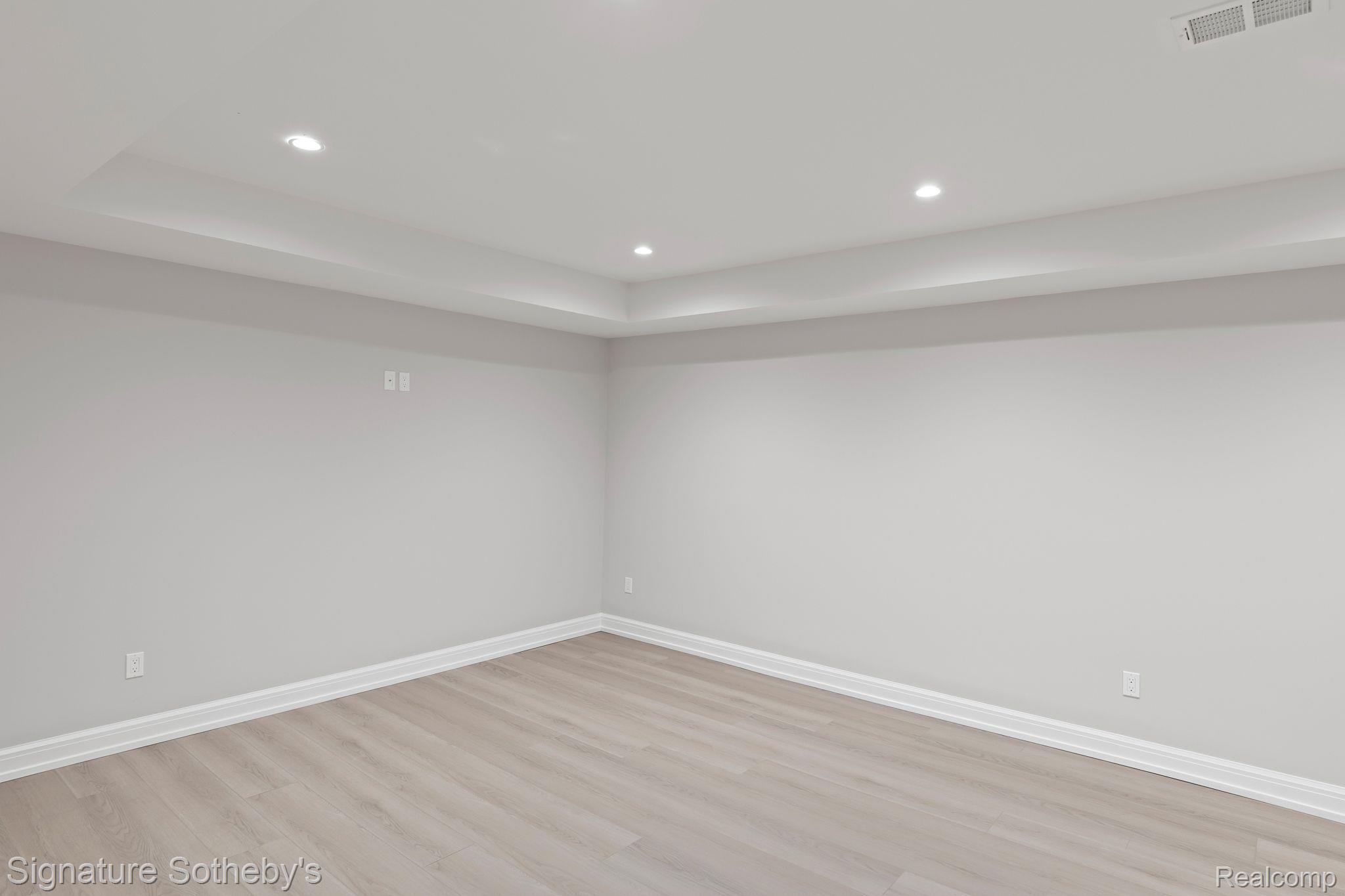 1419 SANDRINGHAM Way