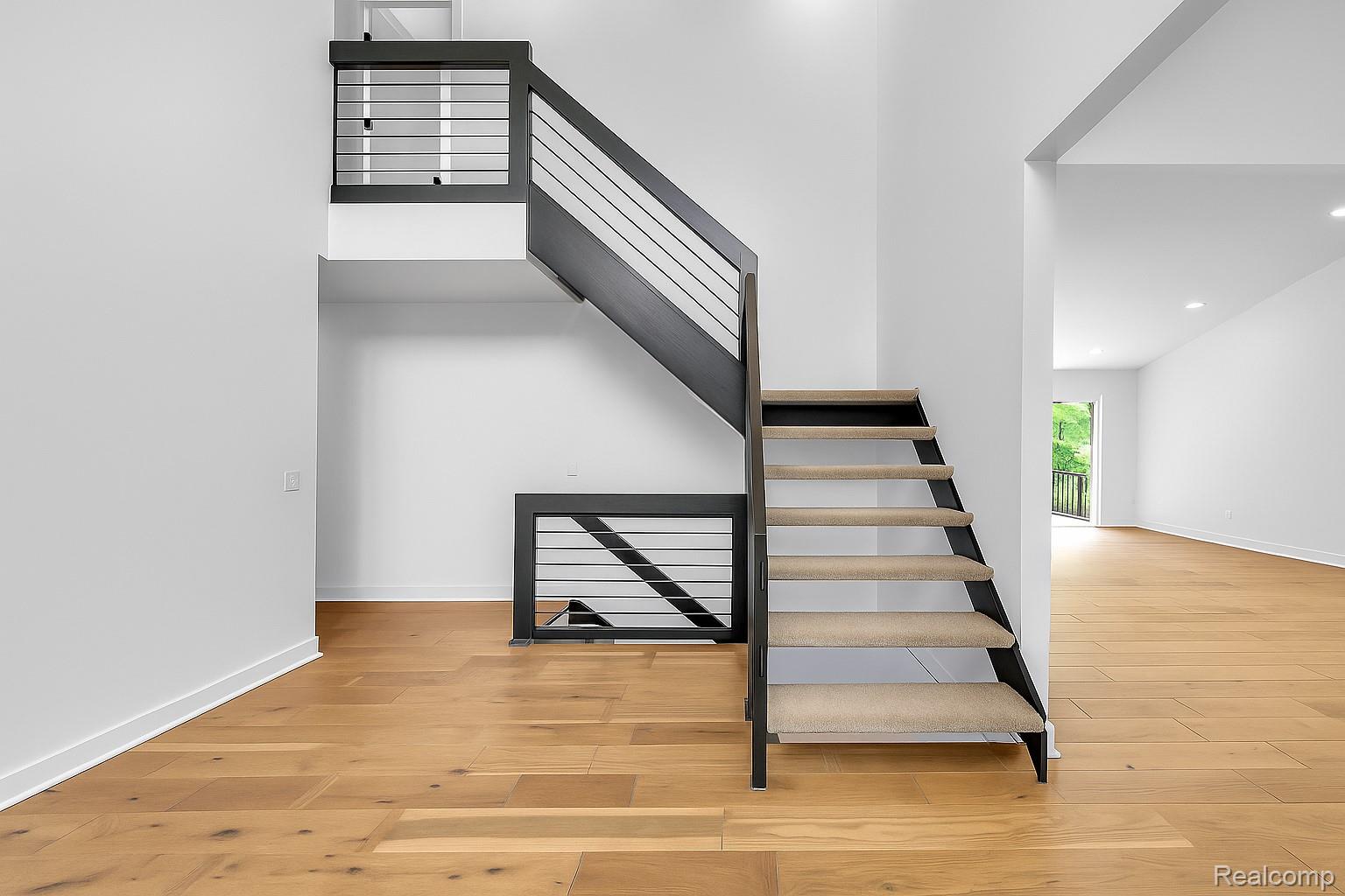 1915 PINE RIDGE Lane