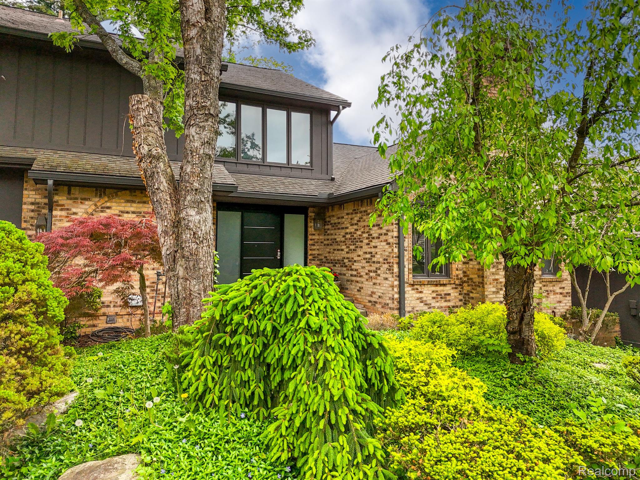 1915 PINE RIDGE Lane