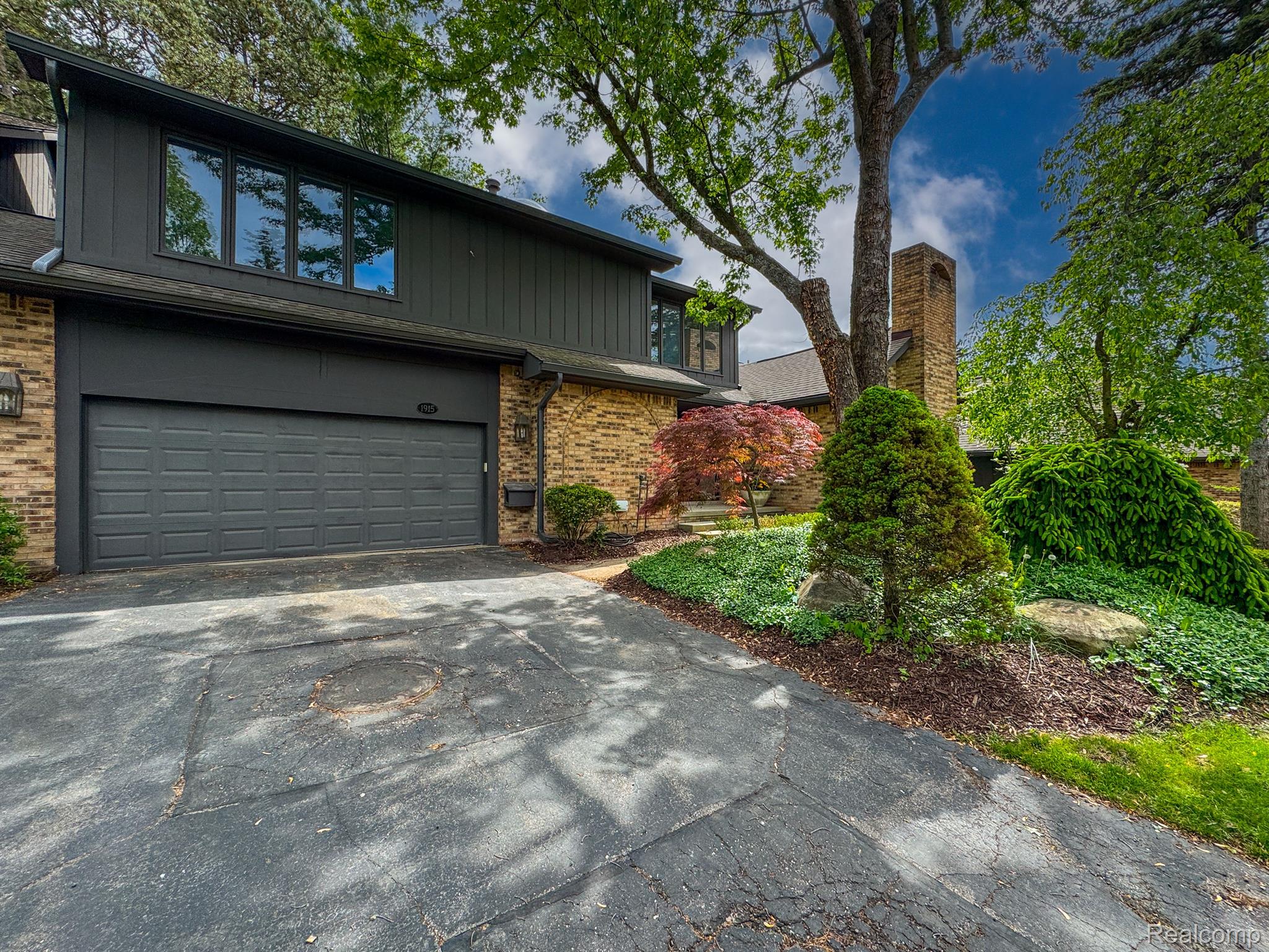 1915 PINE RIDGE Lane