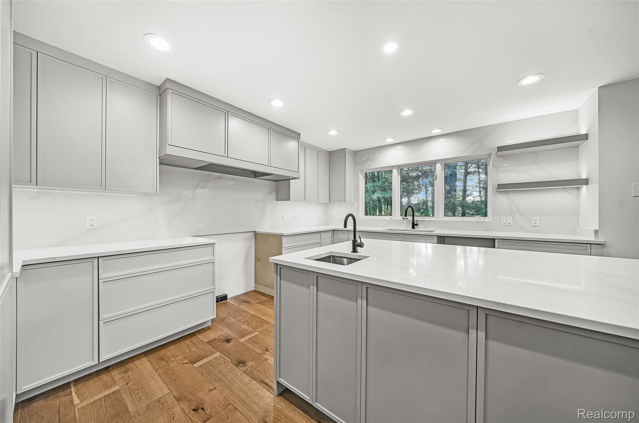 1915 PINE RIDGE Lane