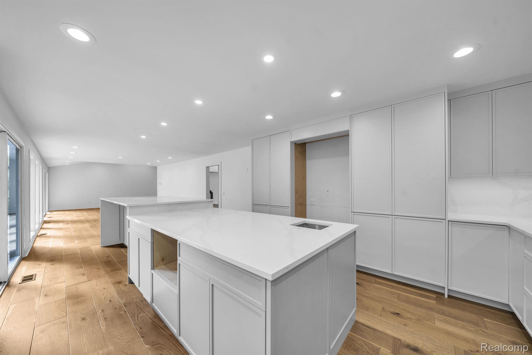 1915 PINE RIDGE Lane