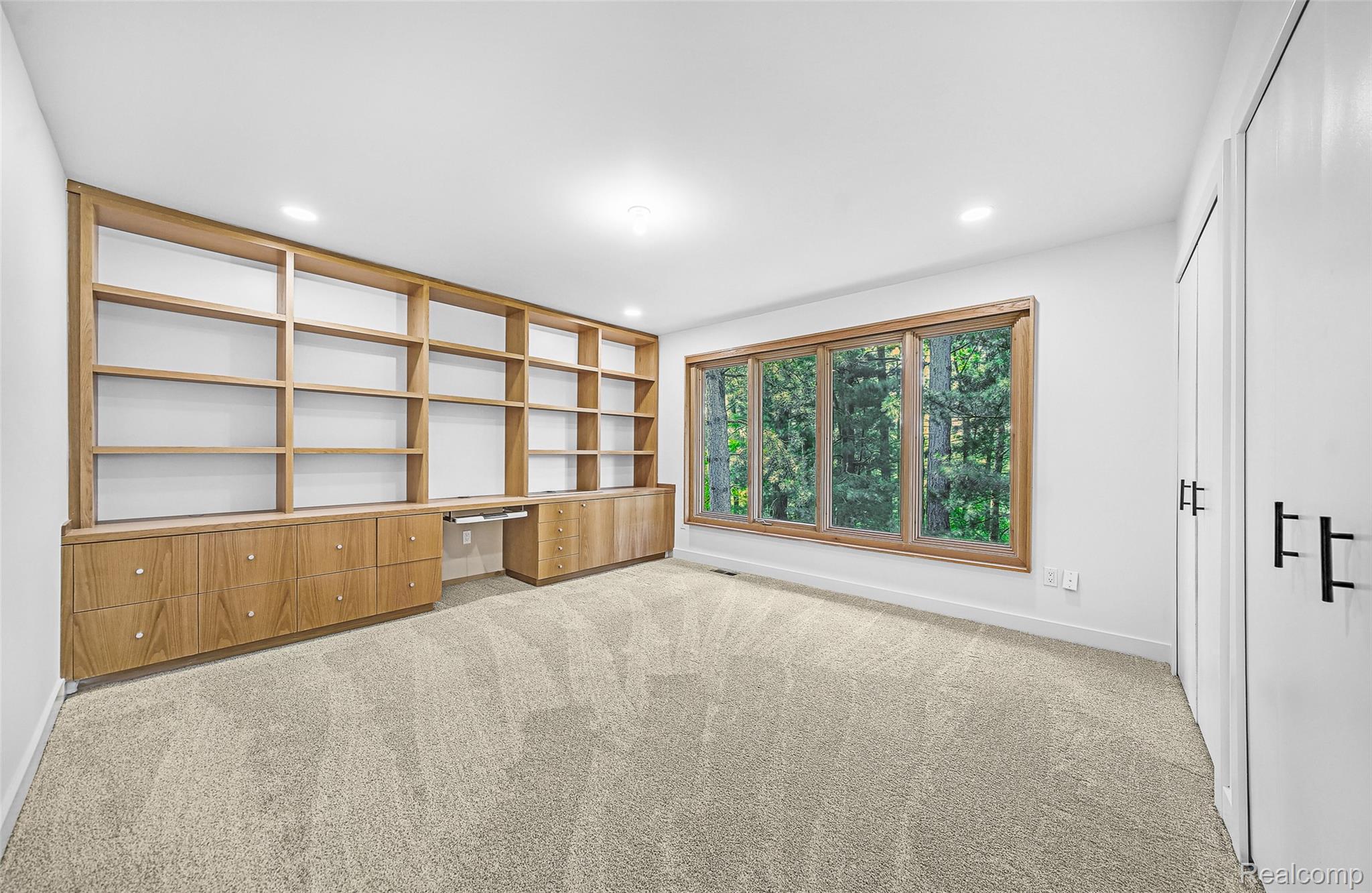 1915 PINE RIDGE Lane