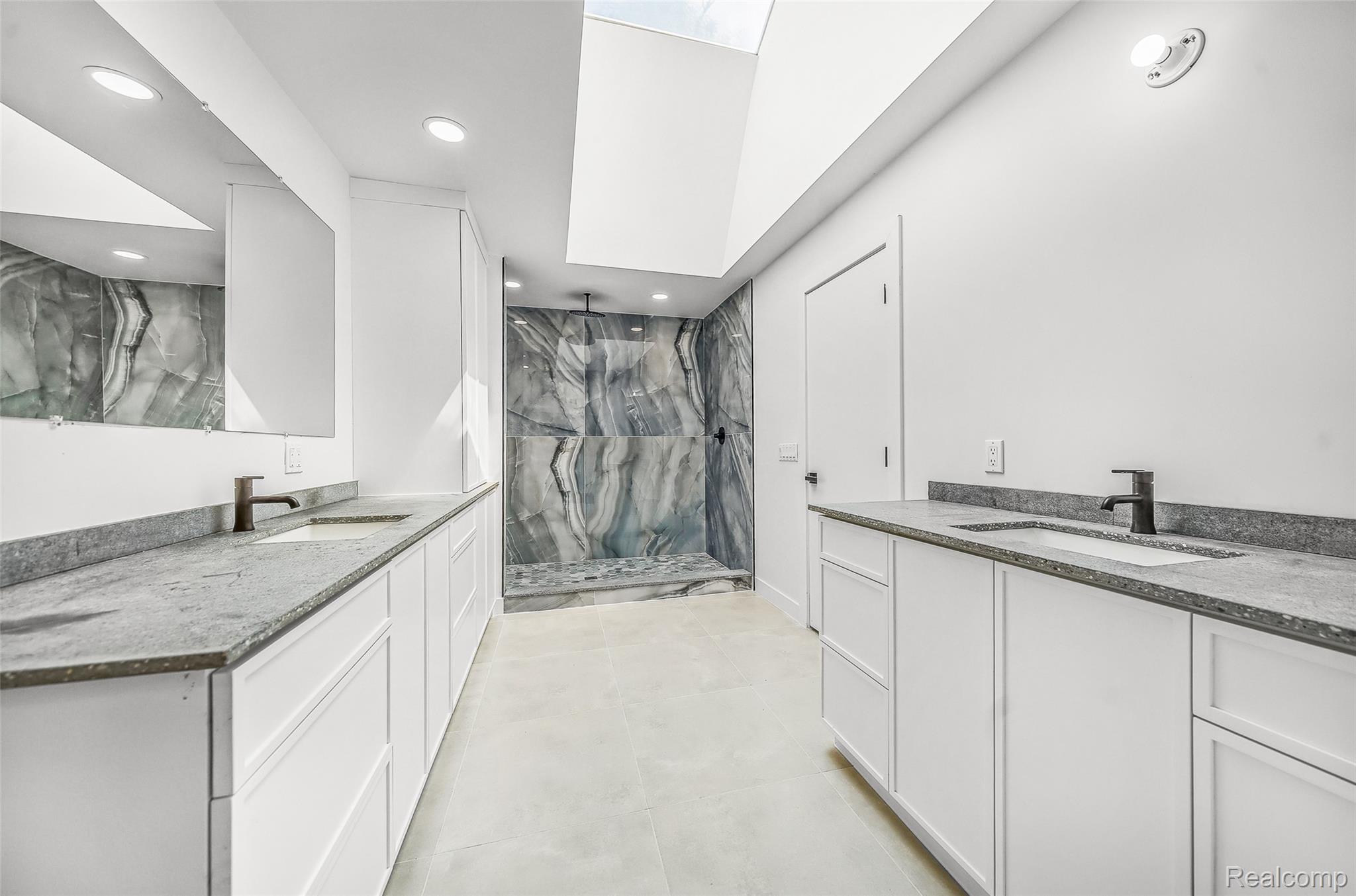 1915 PINE RIDGE Lane