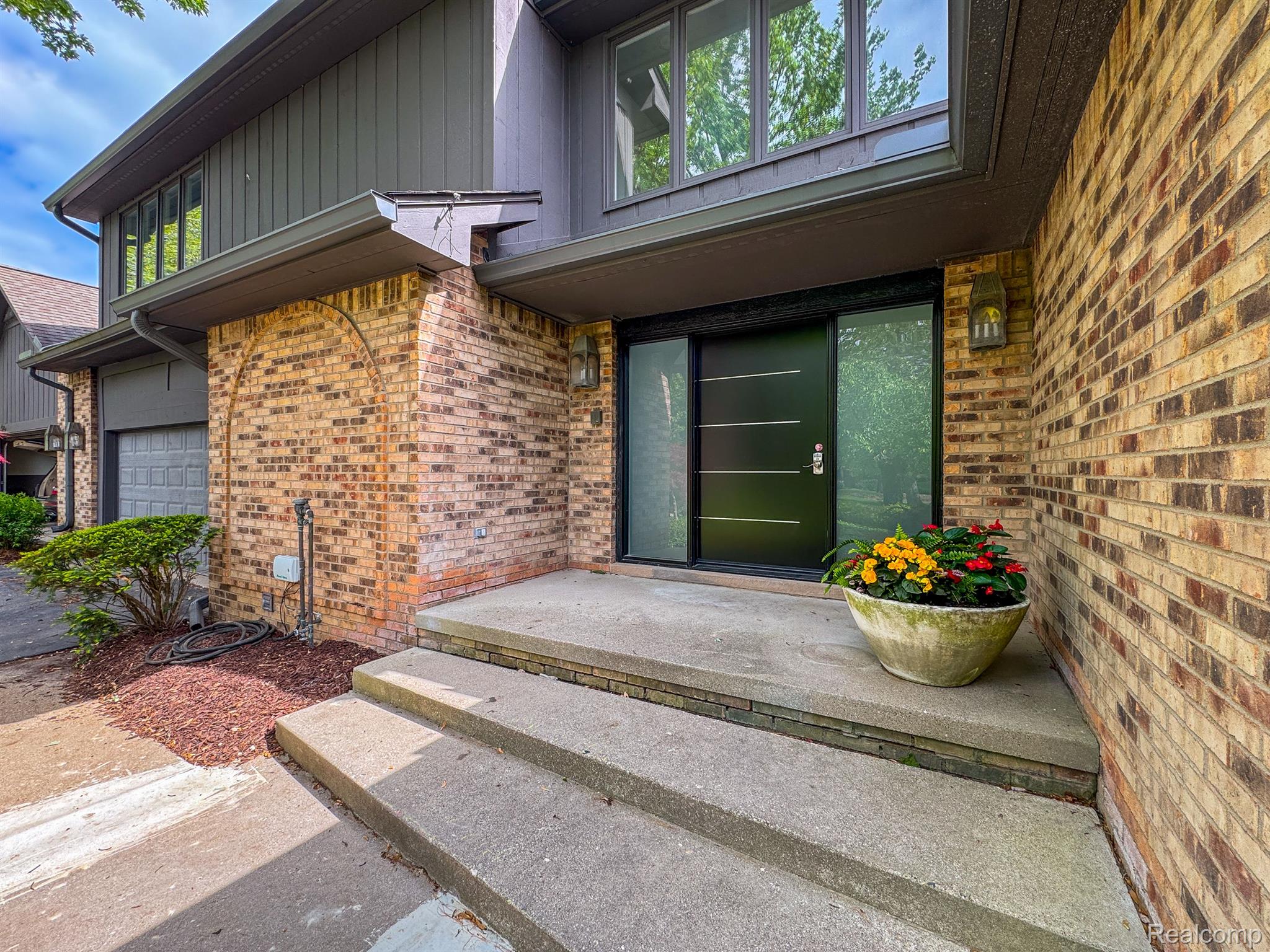 1915 PINE RIDGE Lane