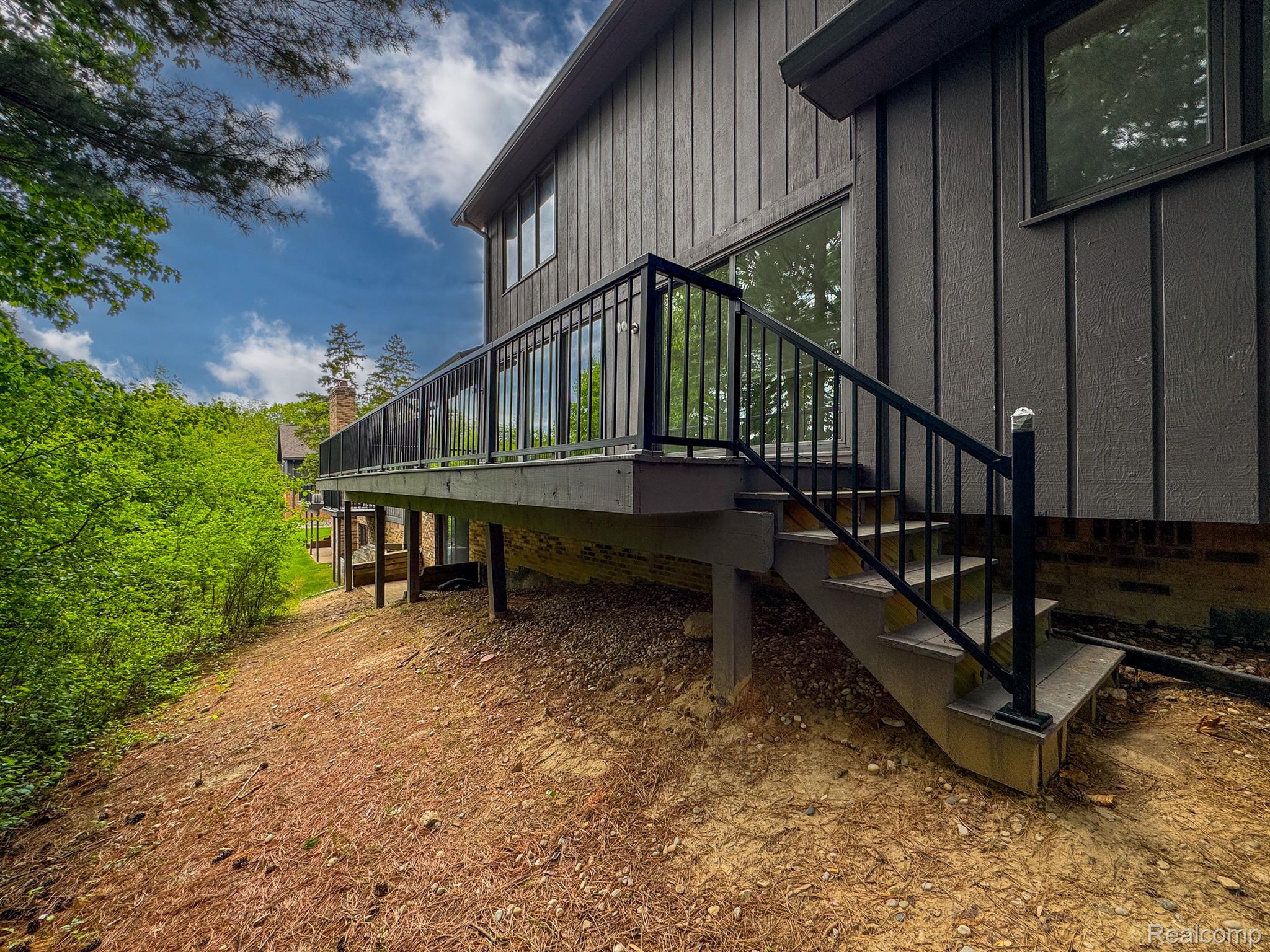 1915 PINE RIDGE Lane