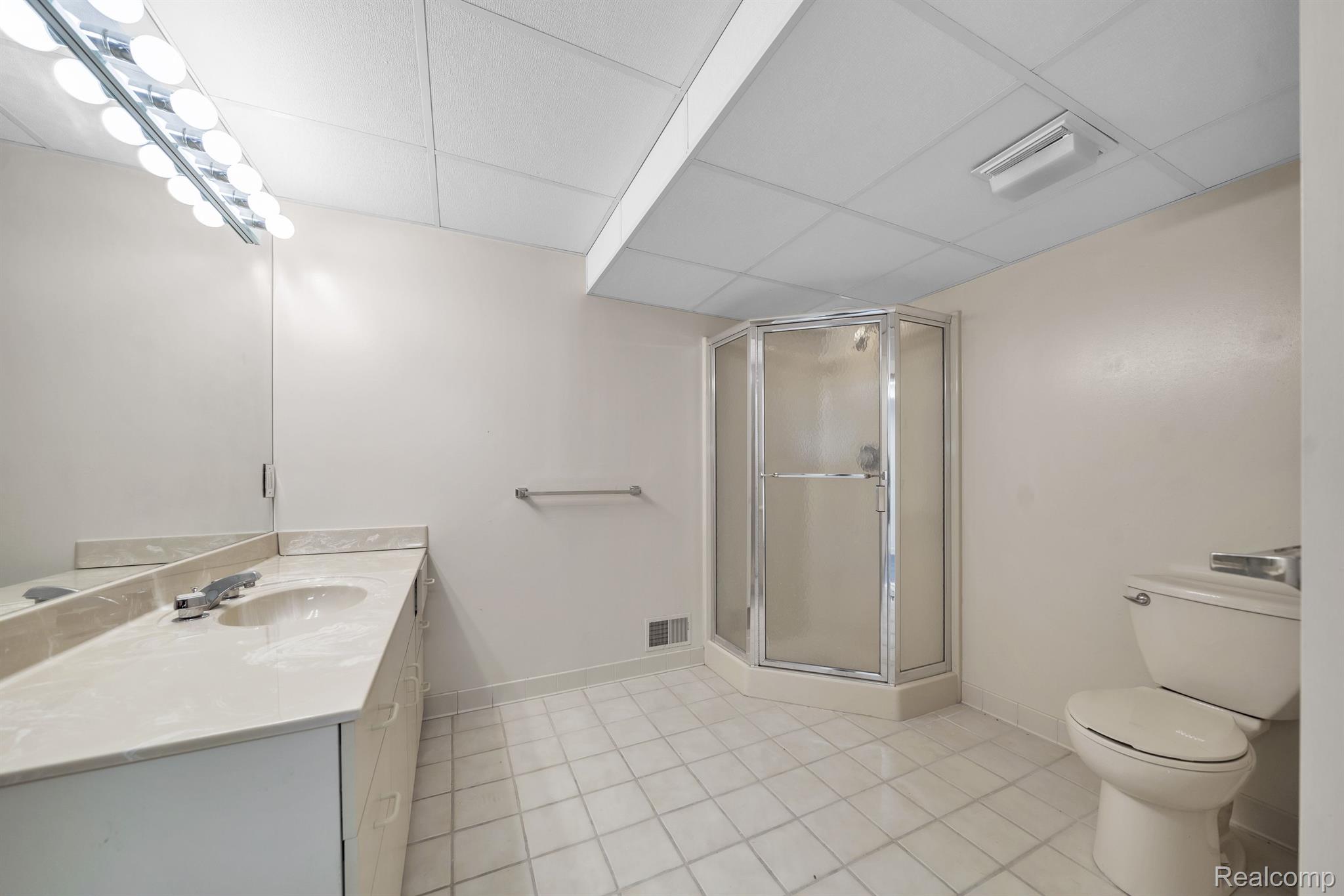 1915 PINE RIDGE Lane