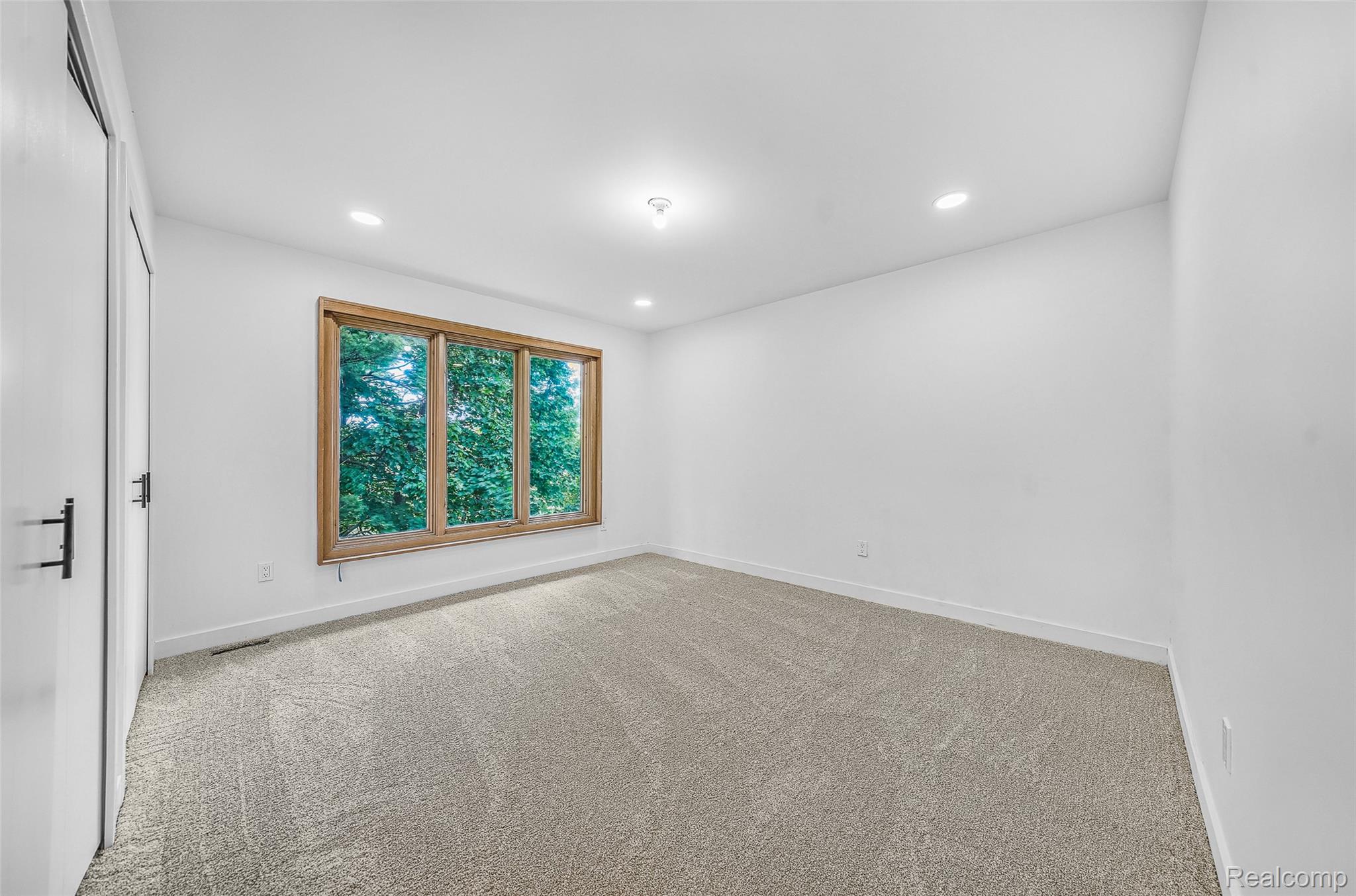 1915 PINE RIDGE Lane