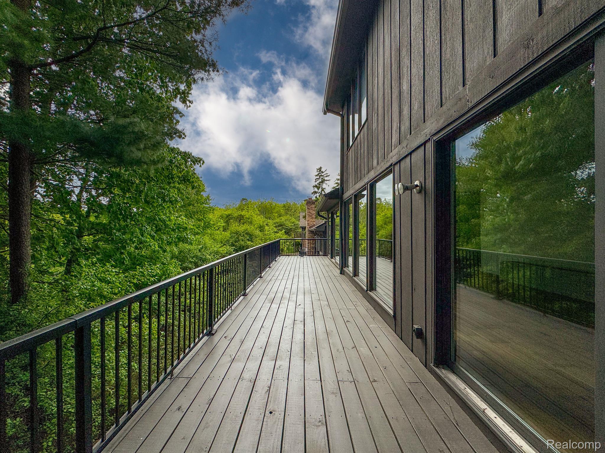 1915 PINE RIDGE Lane