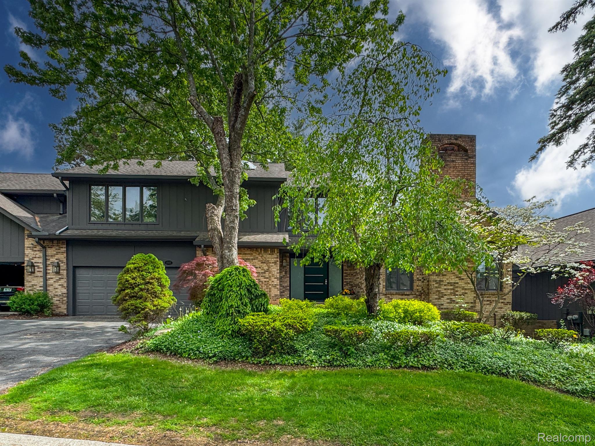 1915 PINE RIDGE Lane