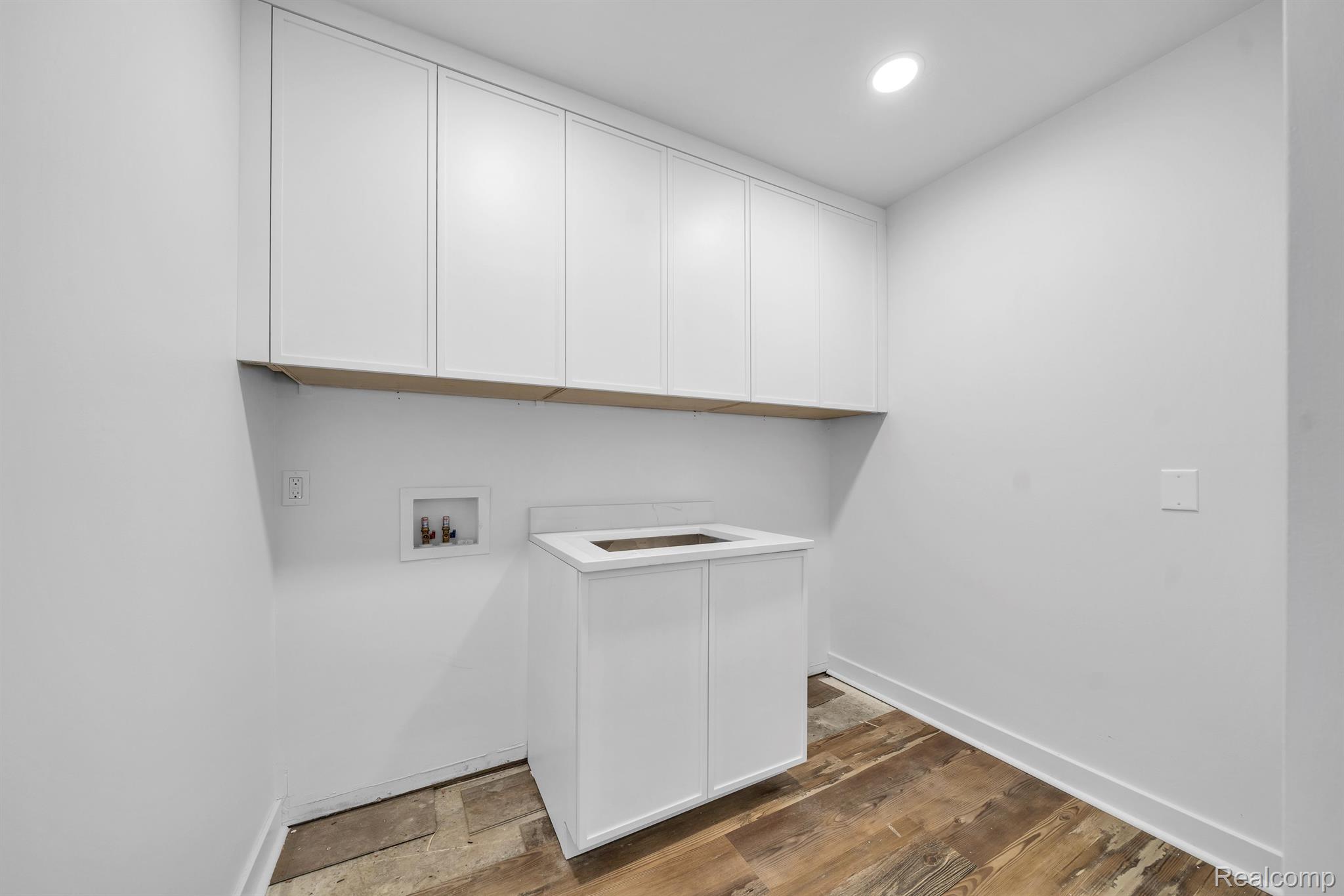 1915 PINE RIDGE Lane