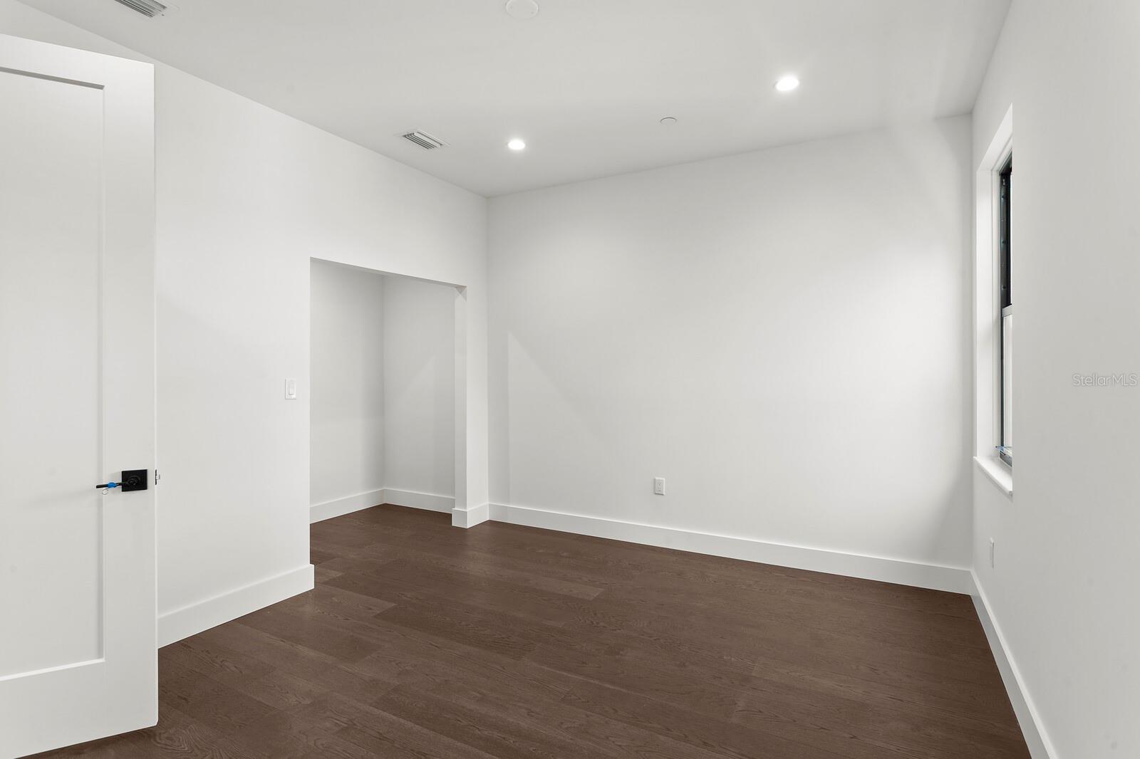 409 E OAK AVENUE Unit: 7