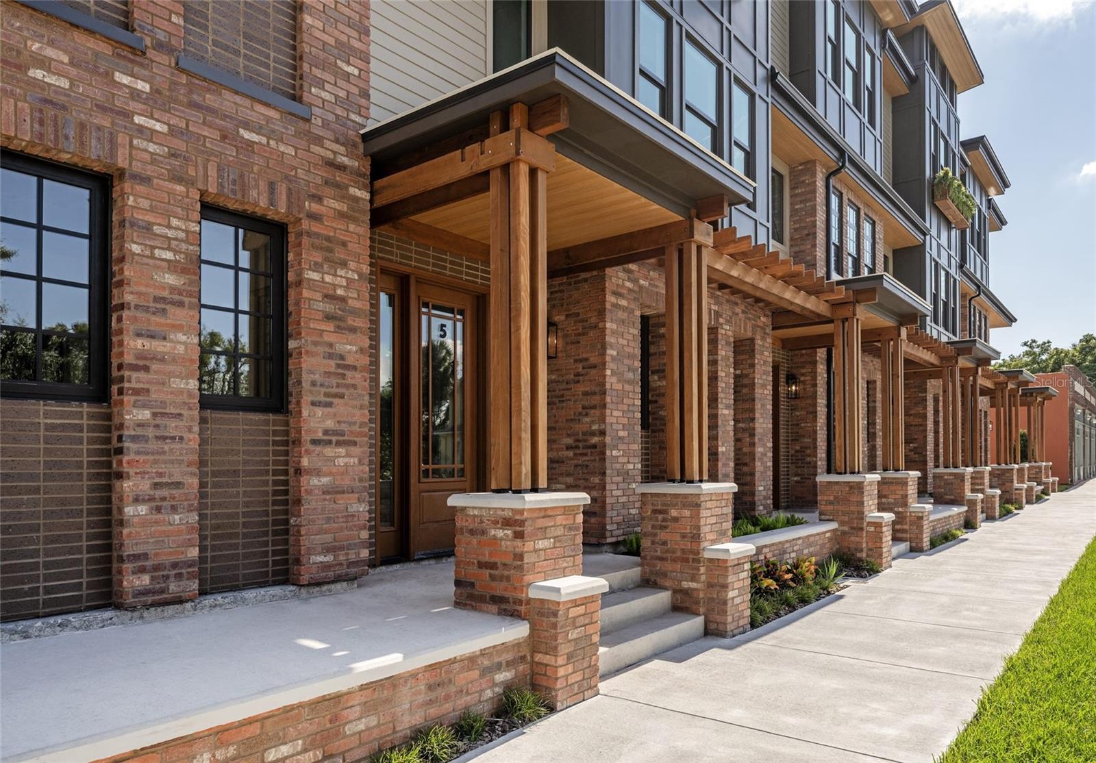 409 E OAK AVENUE Unit: 7