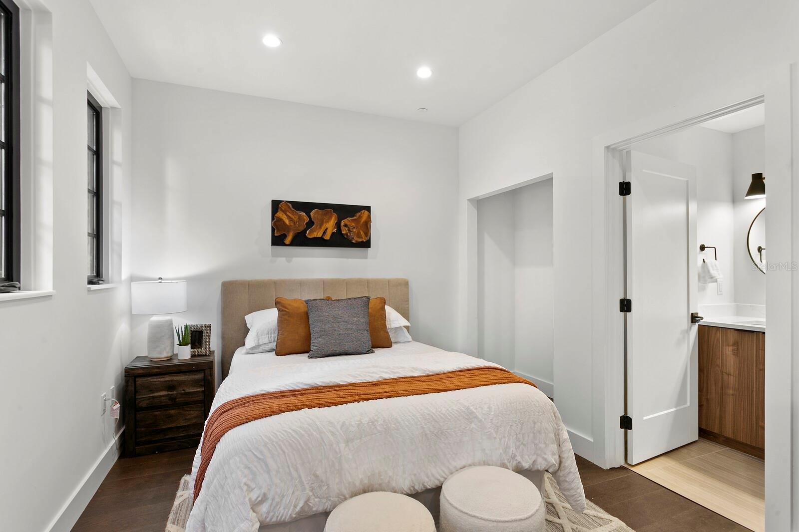 409 E OAK AVENUE Unit: 7