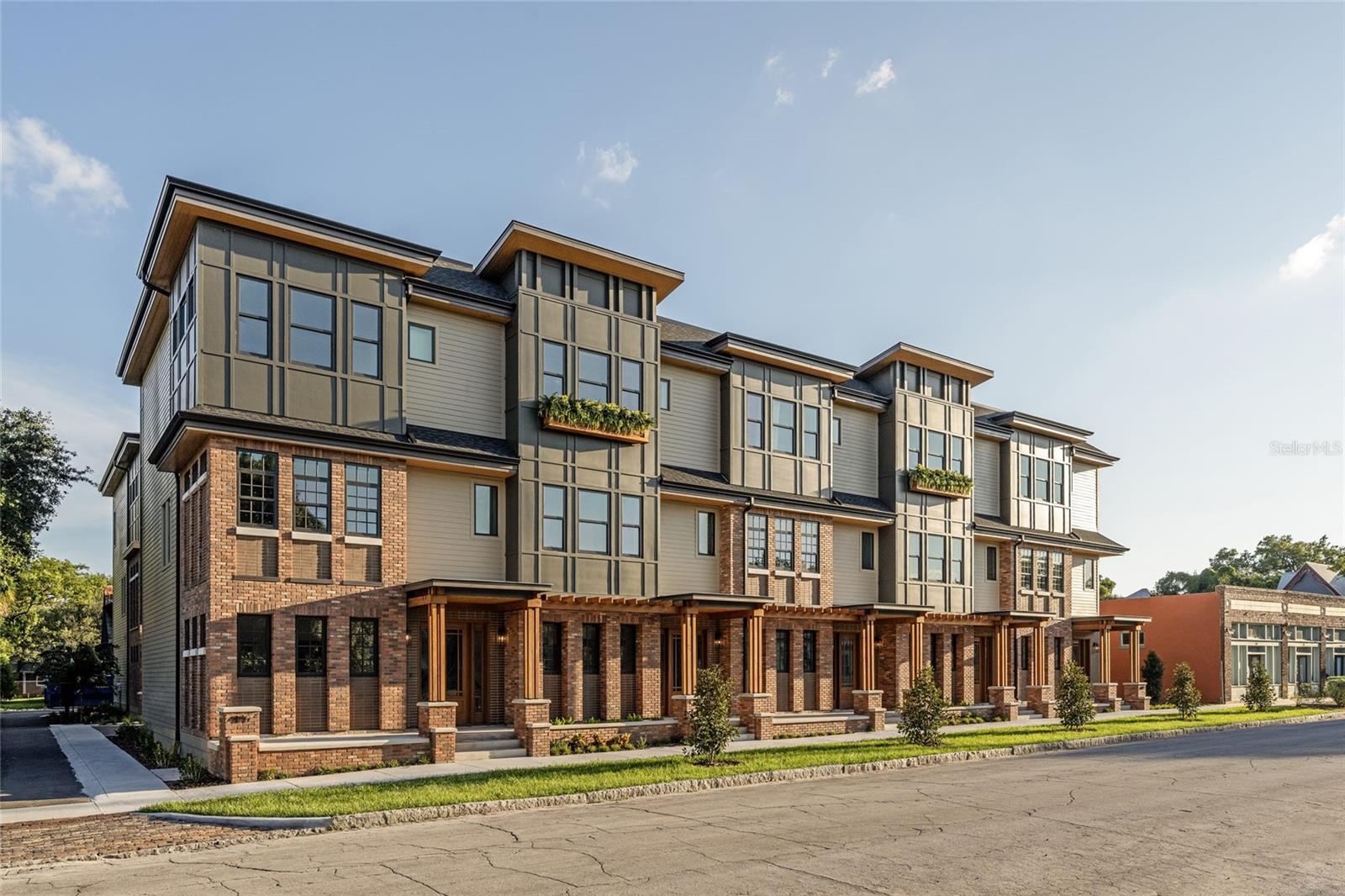 409 E OAK AVENUE Unit: 7