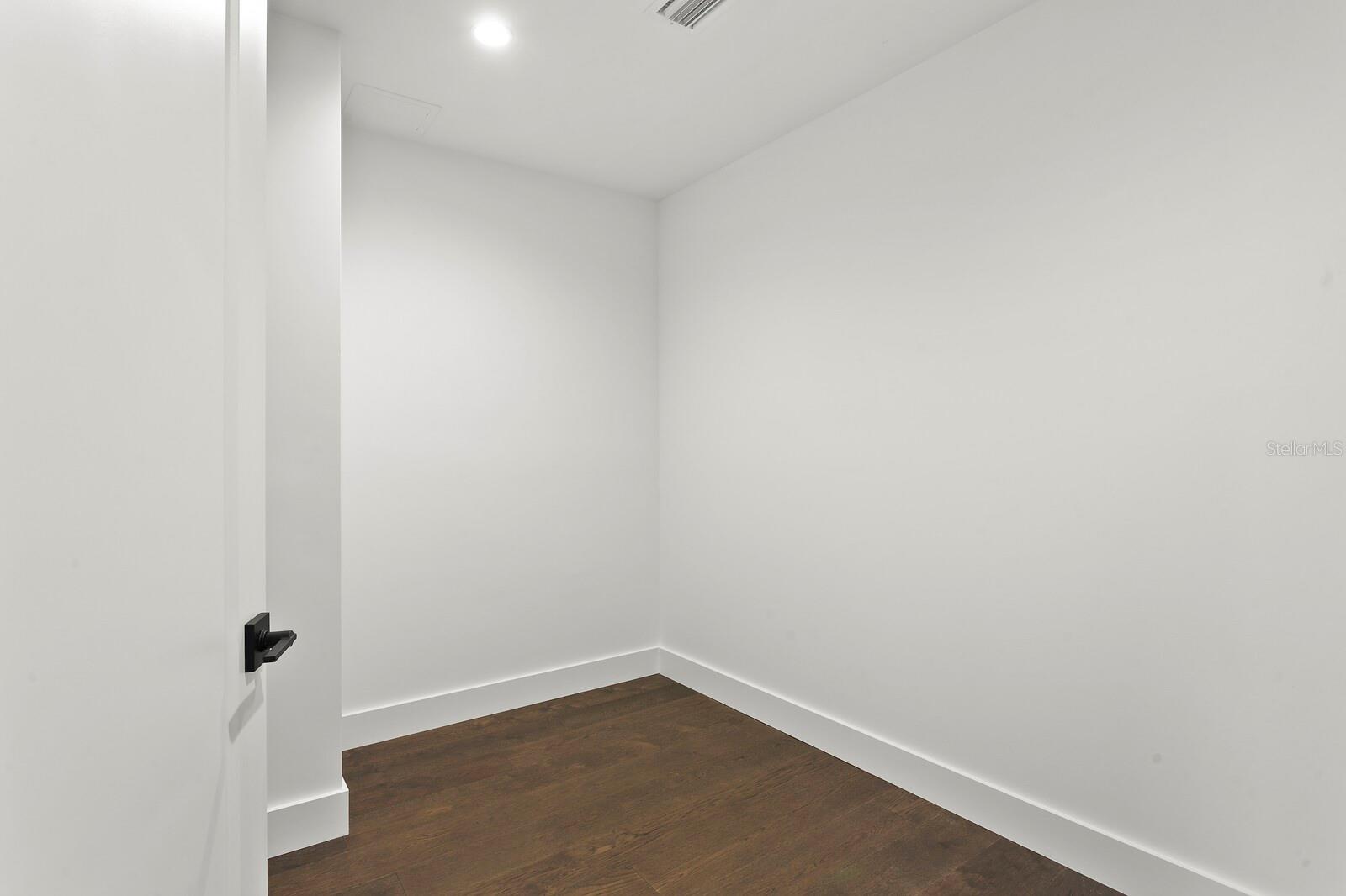 409 E OAK AVENUE Unit: 7