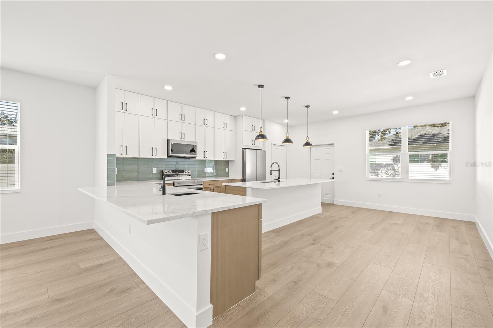3006 E COLUMBUS DR