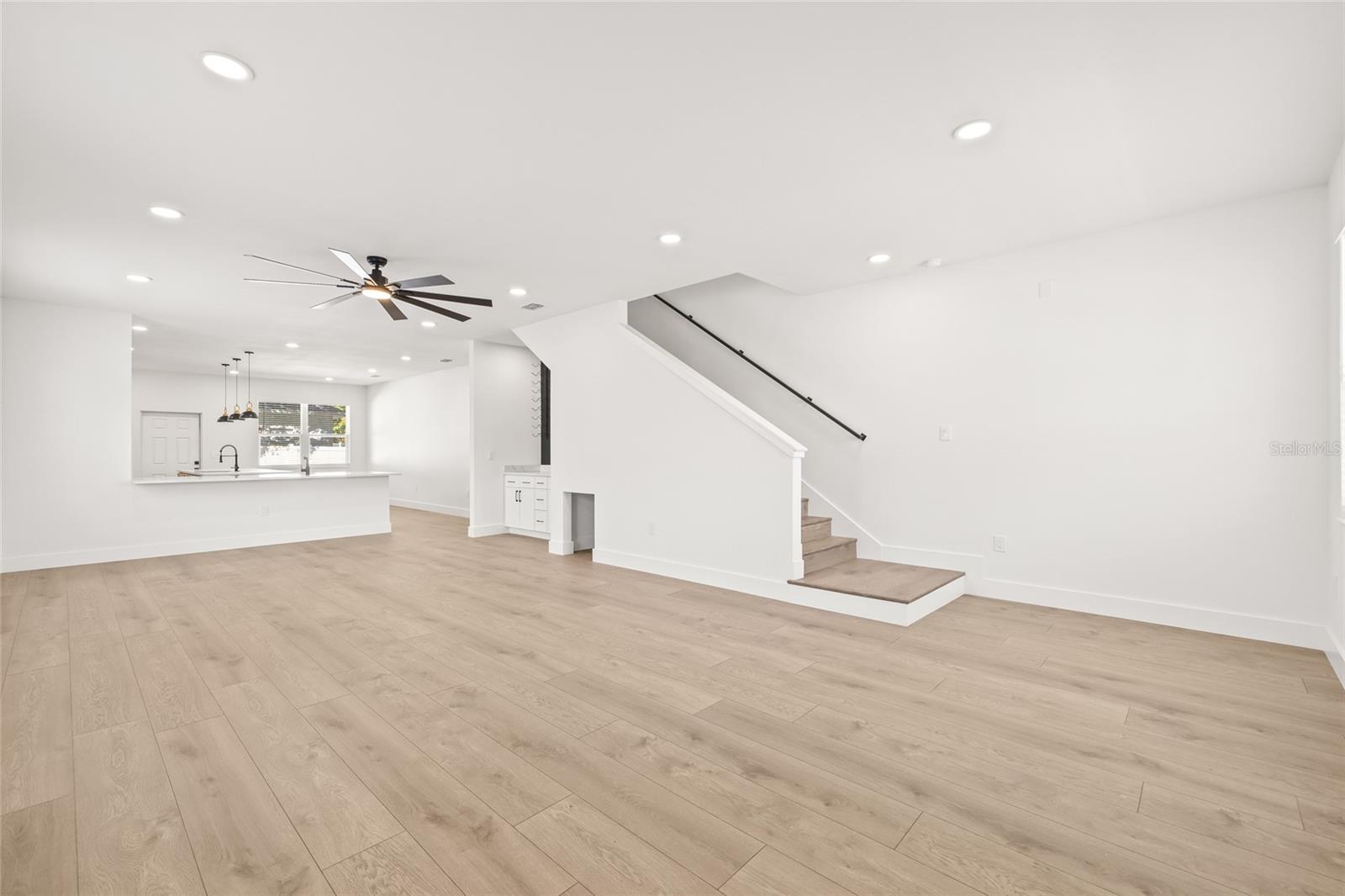 3006 E COLUMBUS DR