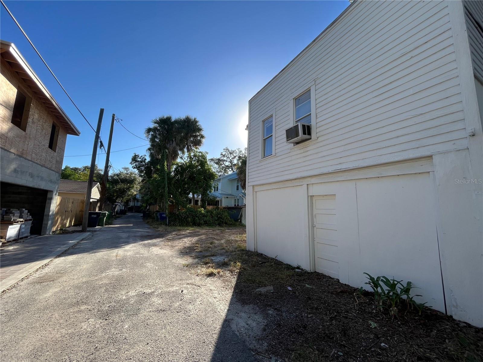 1105 W DE LEON ST