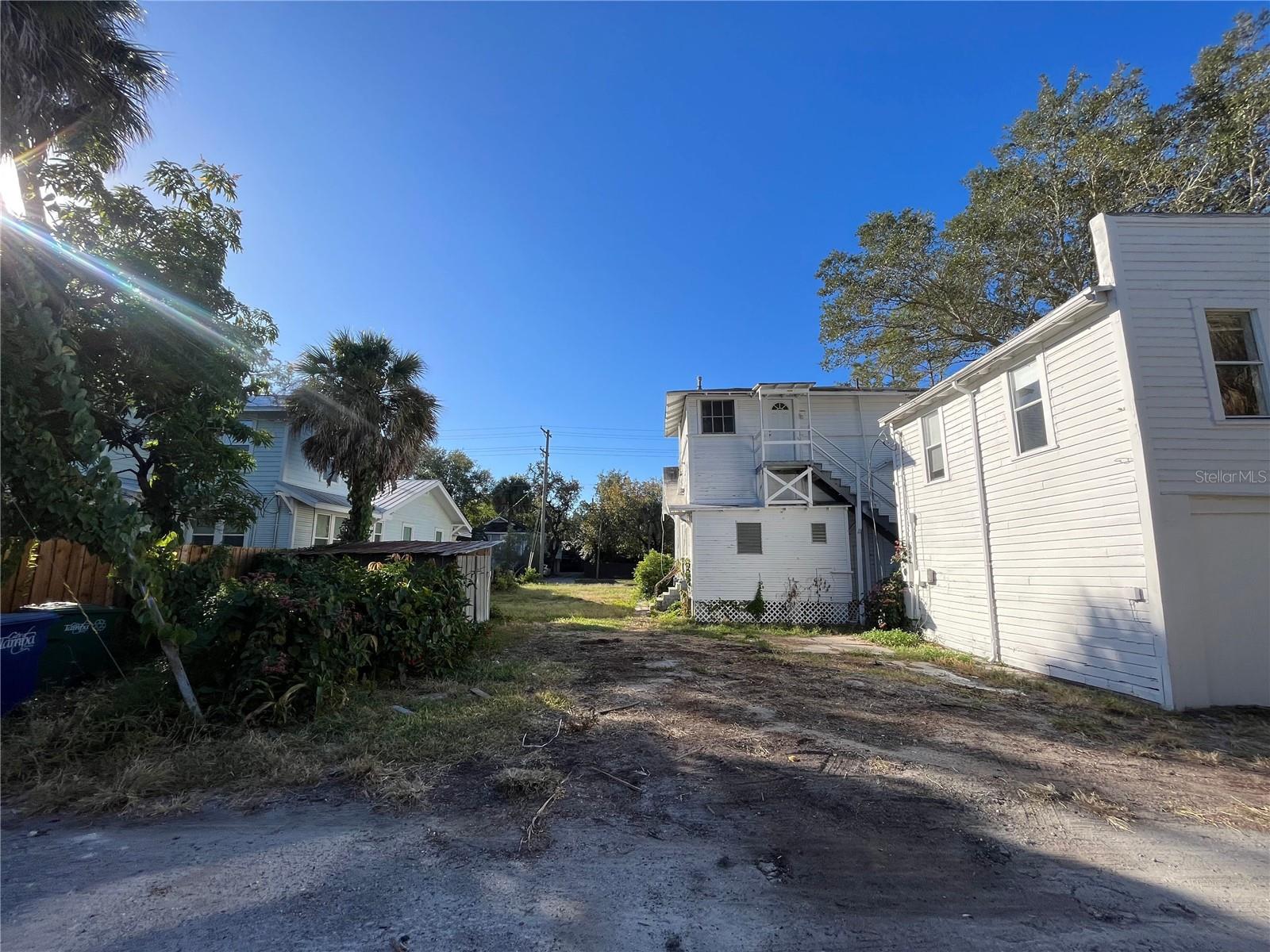 1105 W DE LEON ST