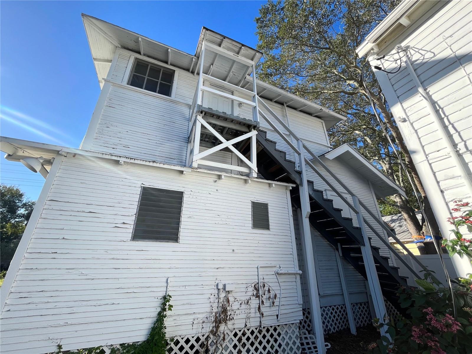 1105 W DE LEON ST