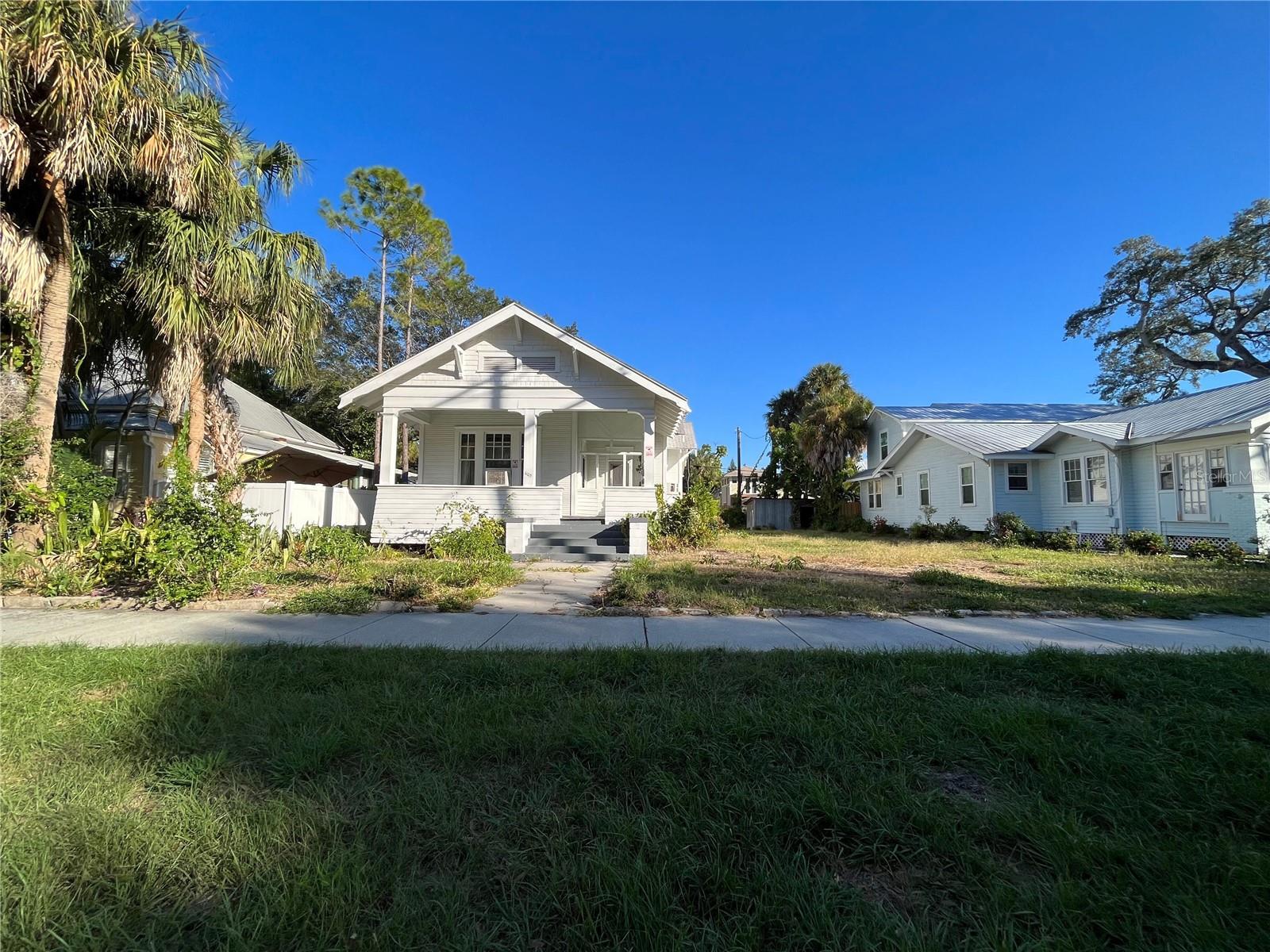1105 W DE LEON ST