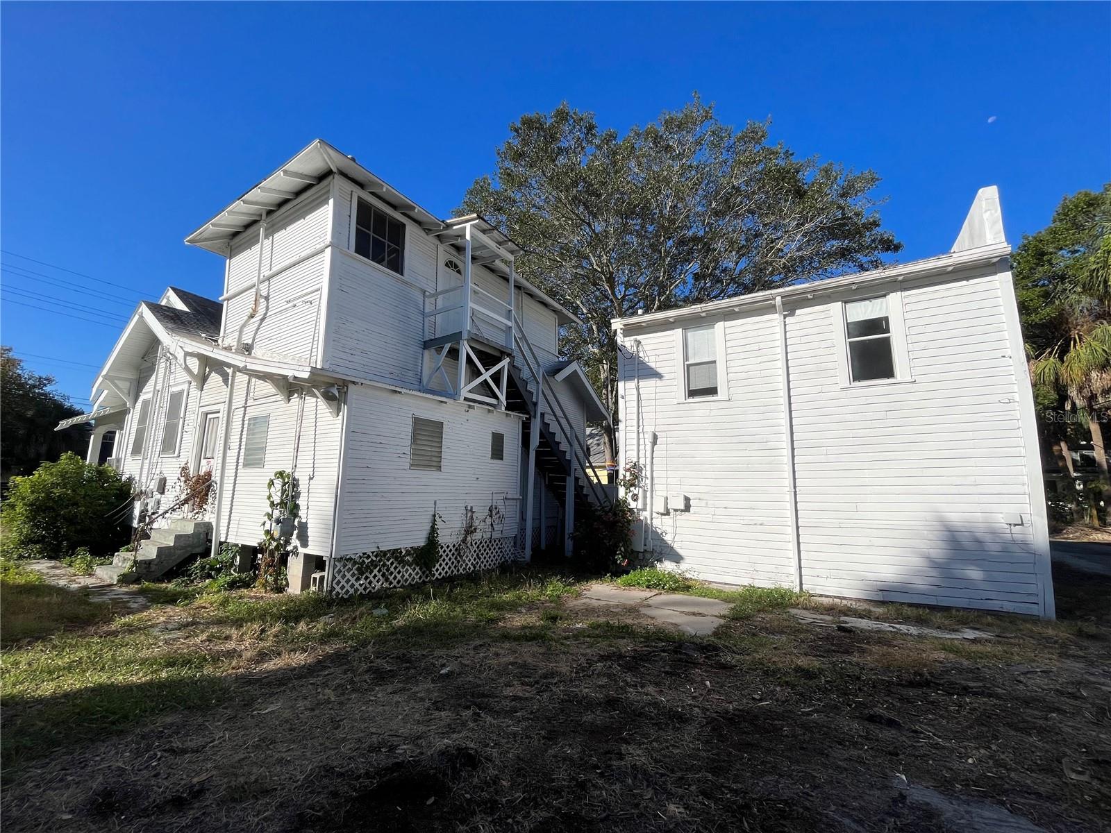 1105 W DE LEON ST