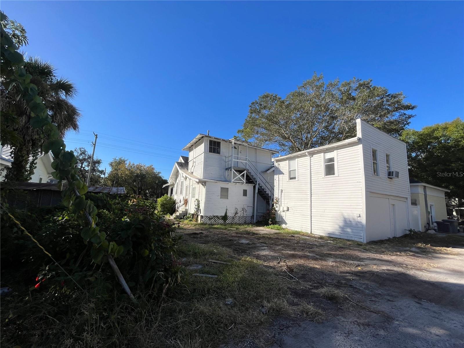 1105 W DE LEON ST