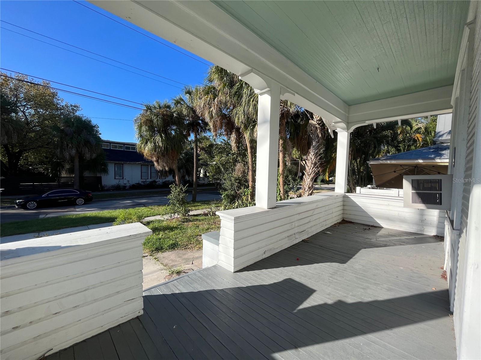 1105 W DE LEON ST