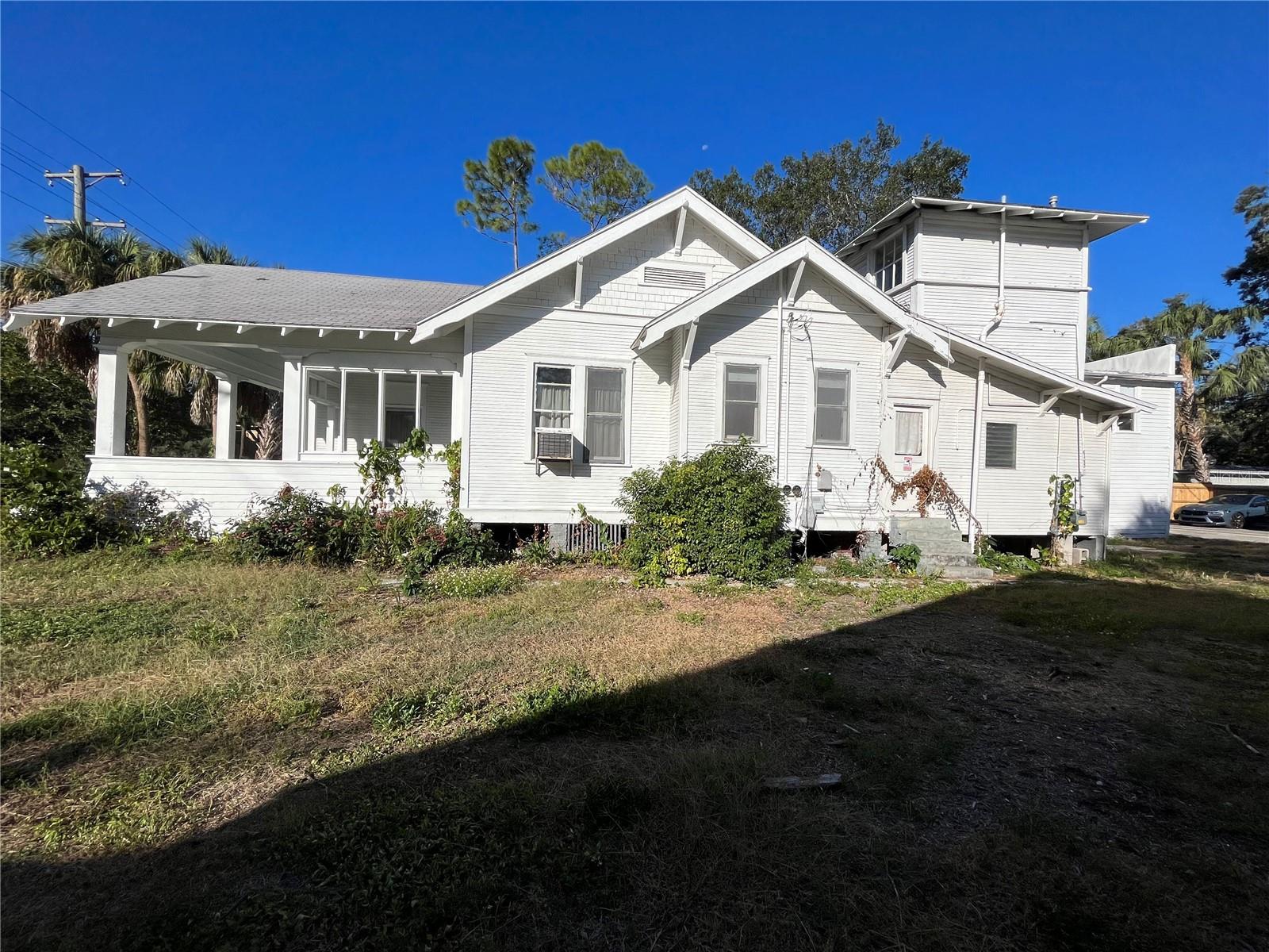 1105 W DE LEON ST