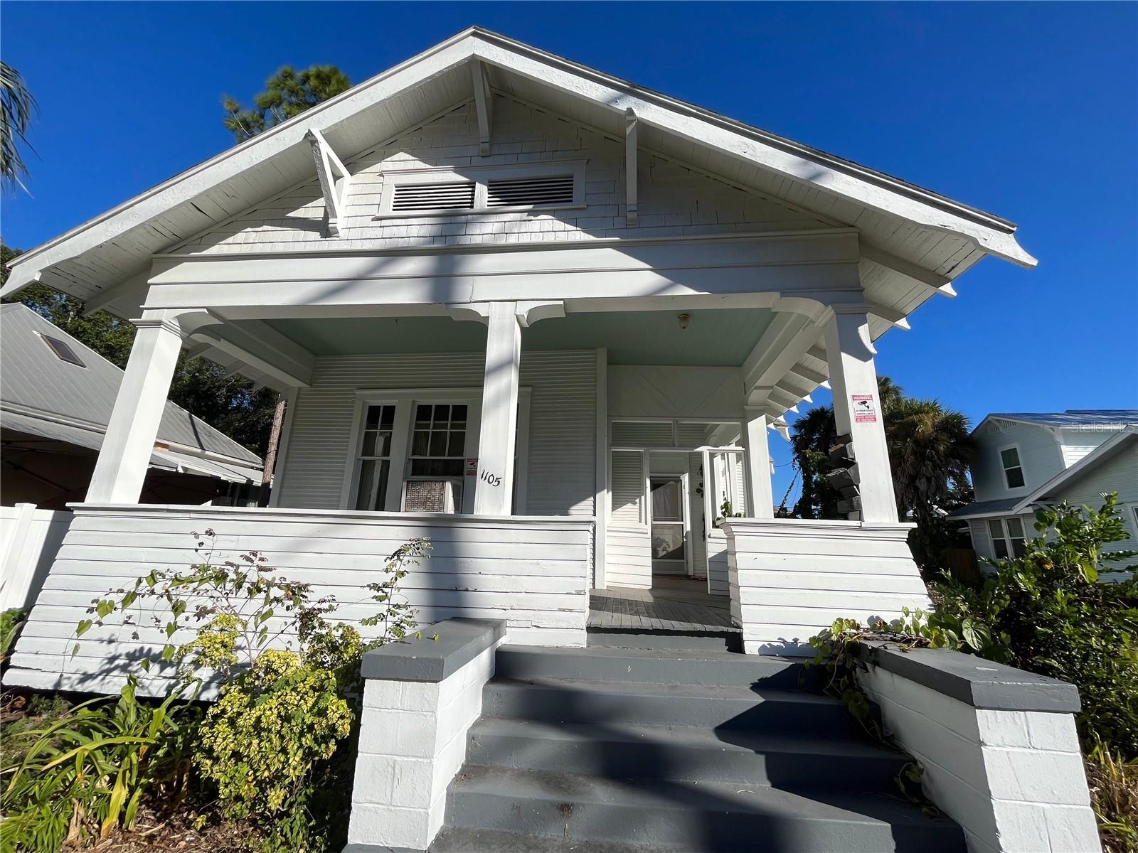 1105 W DE LEON ST
