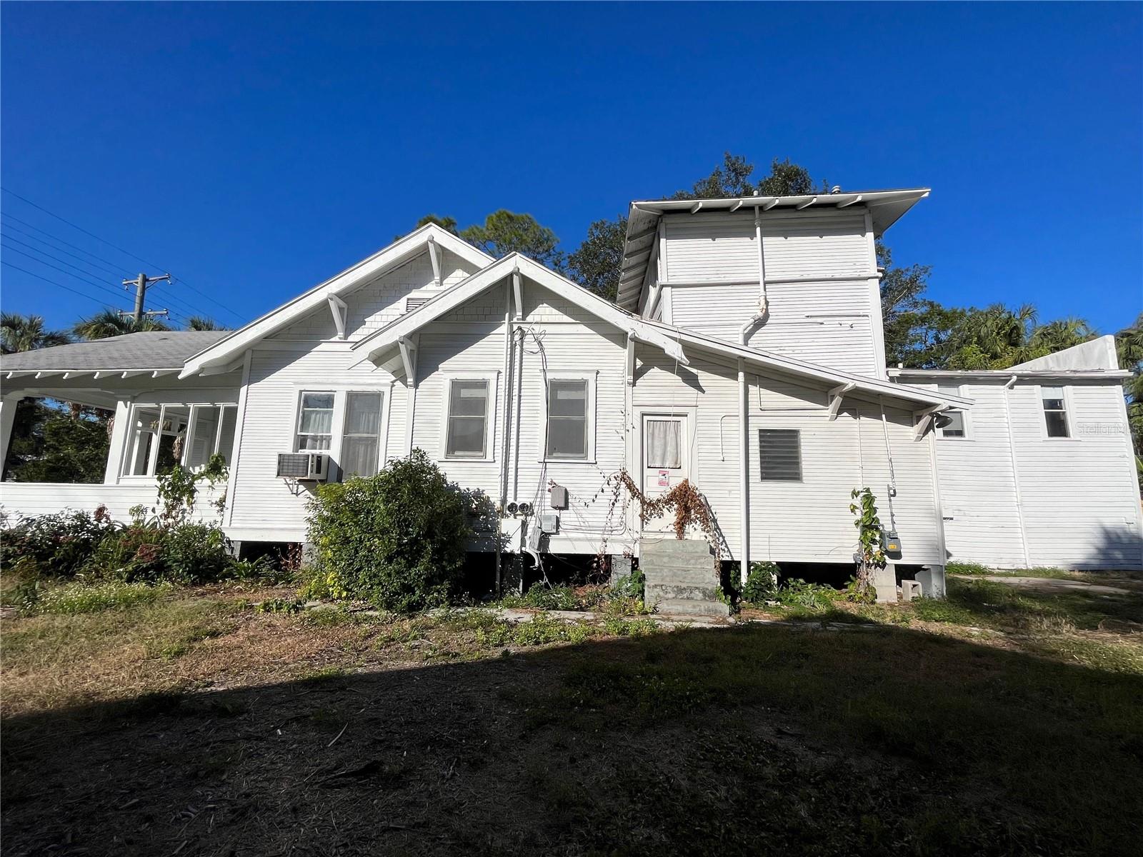 1105 W DE LEON ST